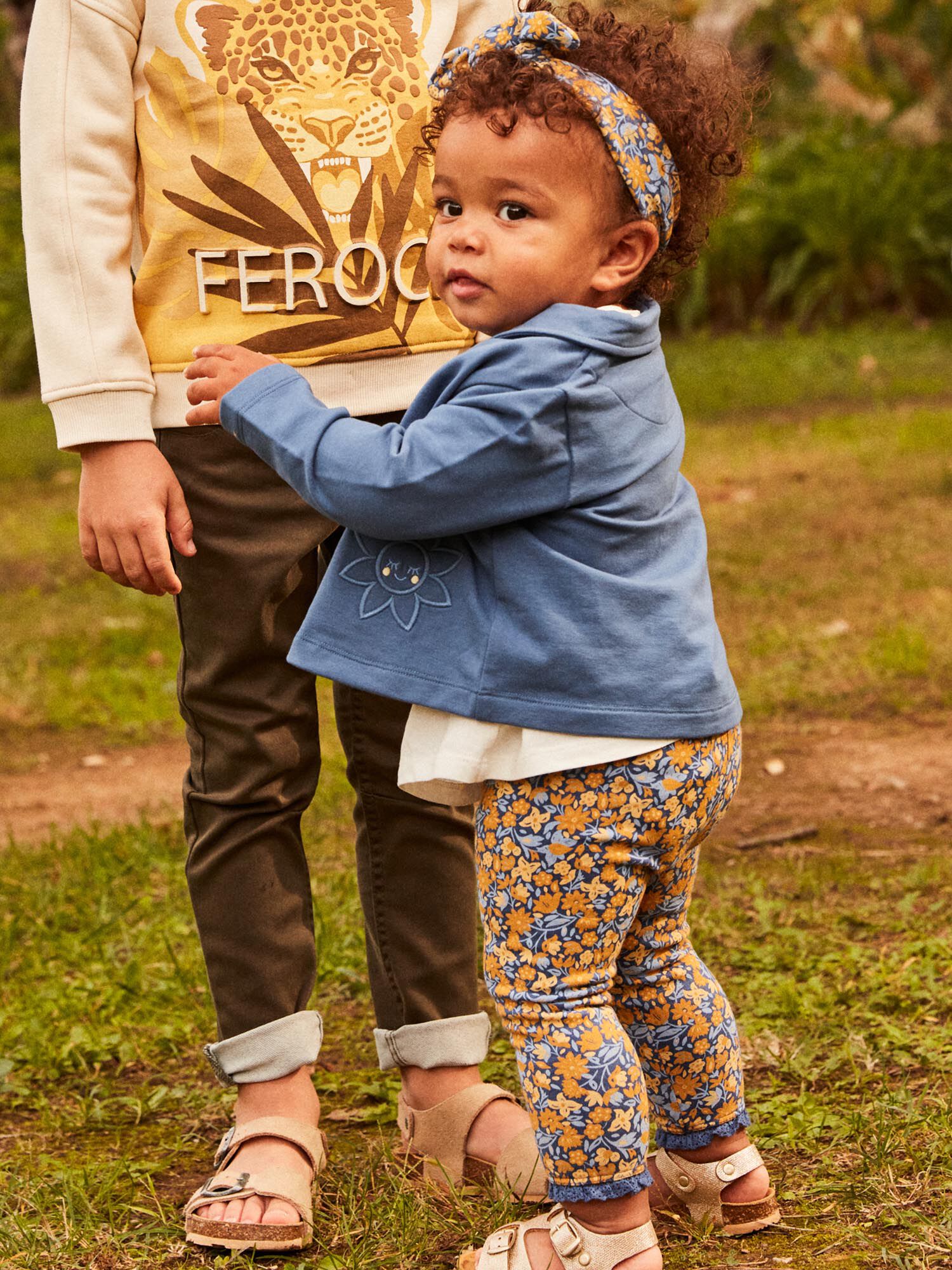Off white blouse with leggings and floral headband Sergent Major