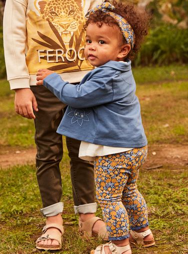 Off white blouse with leggings and floral headband Off white blouse with leggings and floral headband 23E1BF81ENS001