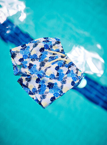 Baby boy bright blue beach shorts with leaf print Baby boy bright blue beach shorts with leaf print CILEO / 22E4BGO1MAI701