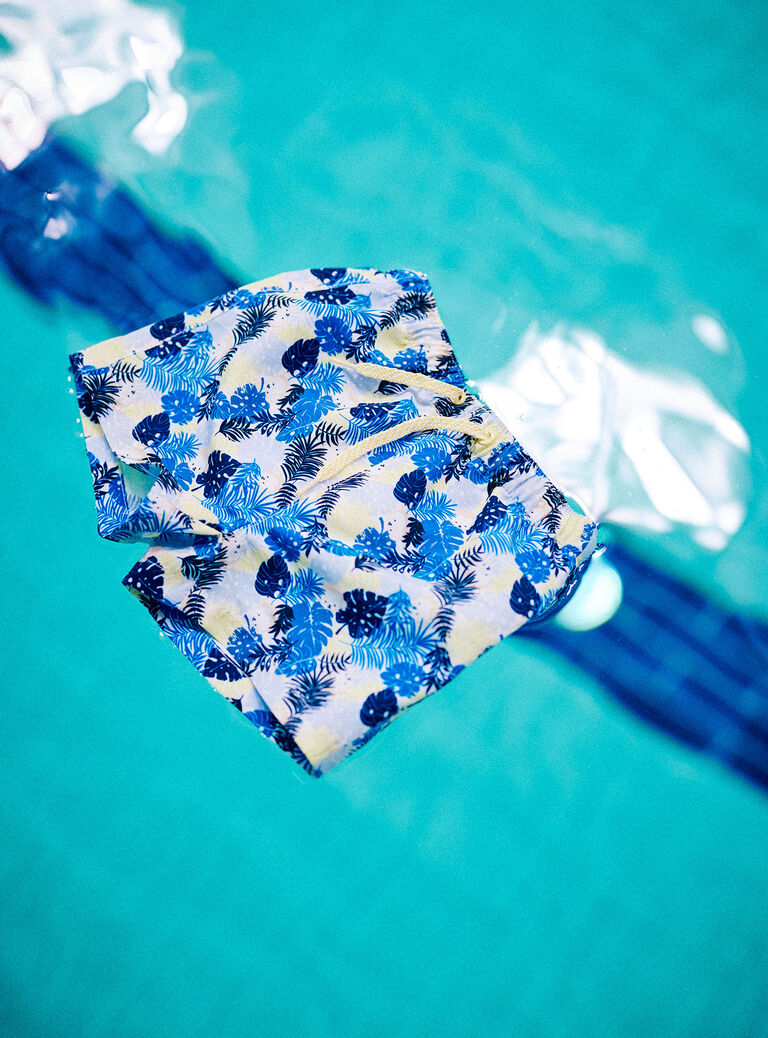Baby boy bright blue beach shorts with leaf print Baby boy bright blue beach shorts with leaf print CILEO / 22E4BGO1MAI701