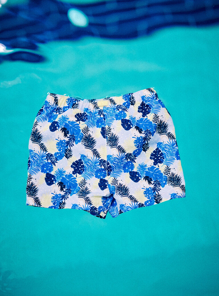 Baby boy bright blue beach shorts with leaf print Baby boy bright blue beach shorts with leaf print CILEO / 22E4BGO1MAI701