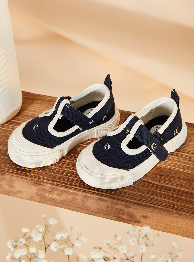 Navy blue open sneakers with fancy print Navy blue open sneakers with fancy print FIBASKET / 23N10BG31D16070
