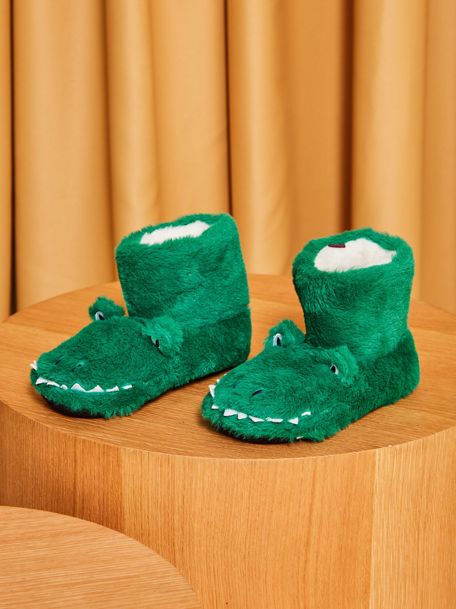 Crocodile slippers top