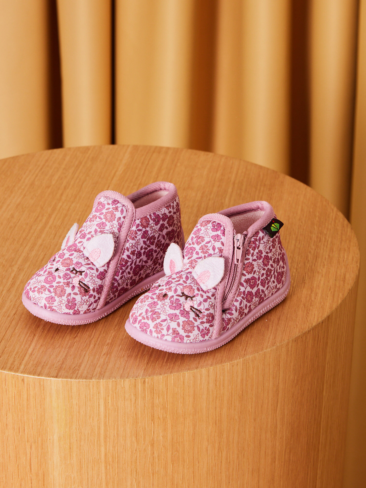 Pink baby booties with floral print and bunny animation Girl